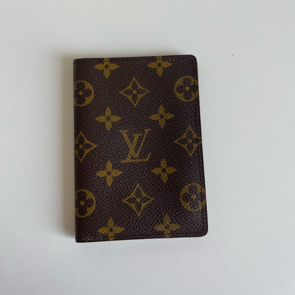 LOUIS VUITTON PASSPORT HOLDER